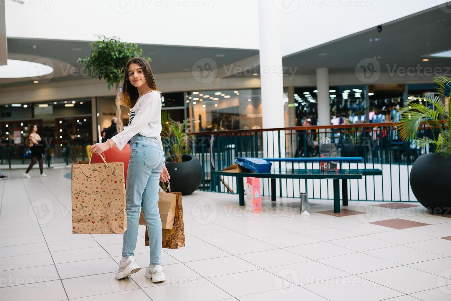 Einkaufen Zeit, Nahansicht von Teenager Mädchen Beine mit Einkaufen Taschen beim Einkaufen Einkaufszentrum. foto