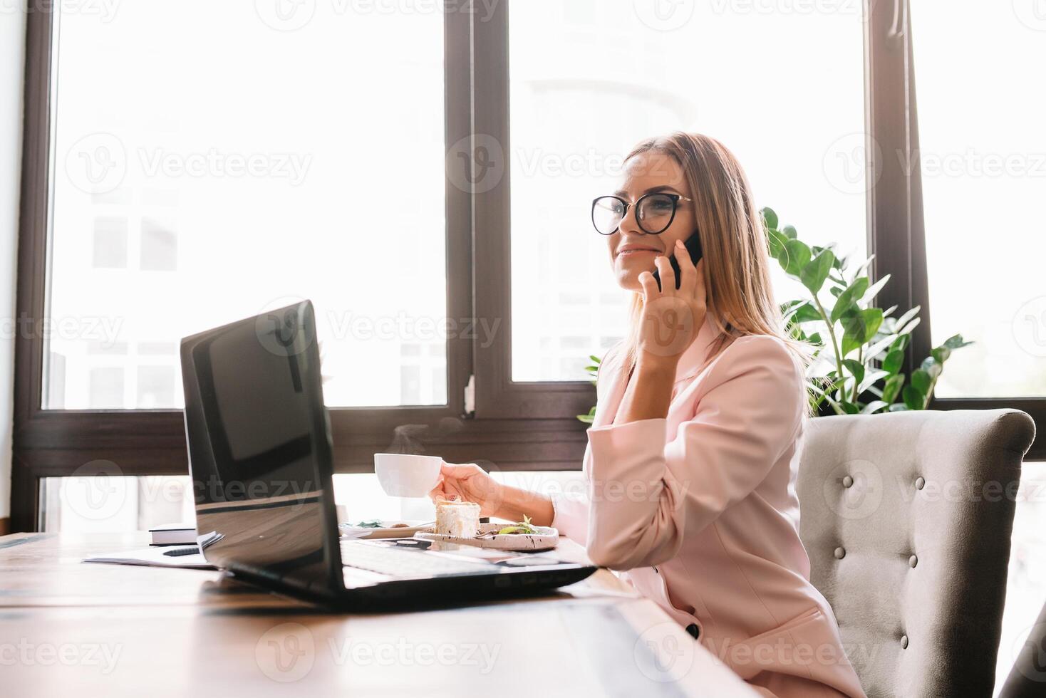 schön Geschäft Frauen sind Sitzung zu analysieren das Arbeit planen. Geschäft Mädchen sind studieren Strategien zum Entwicklung ein Marketing planen und Lernen zu lösen Arbeit Probleme foto