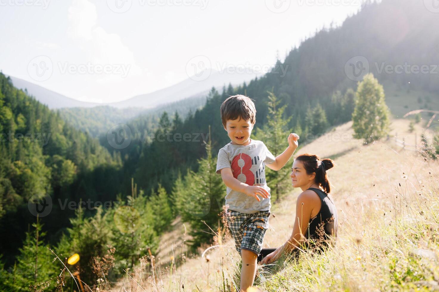 jung Mama mit Baby Junge Reisen. Mutter auf Wandern Abenteuer mit Kind, Familie Ausflug im Berge. National Park. Wanderung mit Kinder. aktiv Sommer- Feiertage. Fischauge Linse. foto