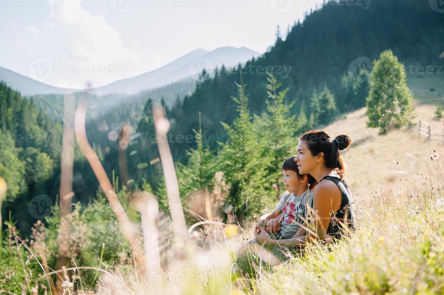 jung Mama mit Baby Junge Reisen. Mutter auf Wandern Abenteuer mit Kind, Familie Ausflug im Berge. National Park. Wanderung mit Kinder. aktiv Sommer- Feiertage. Fischauge Linse. foto