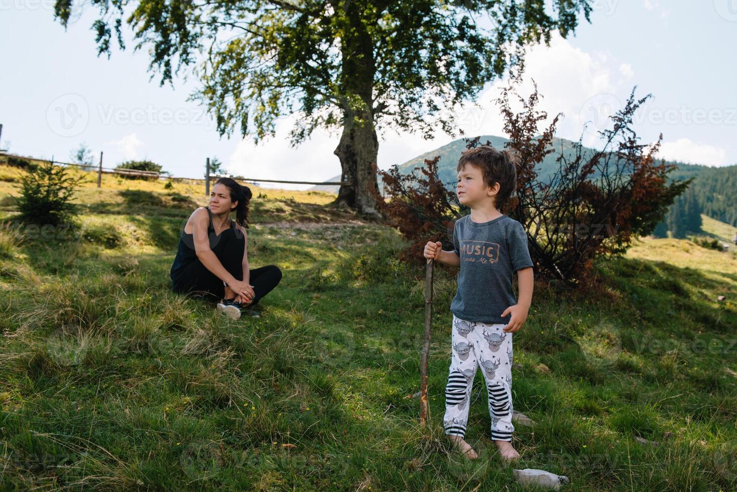 jung Mama mit Baby Junge Reisen. Mutter auf Wandern Abenteuer mit Kind, Familie Ausflug im Berge. National Park. Wanderung mit Kinder. aktiv Sommer- Feiertage. Fischauge Linse. foto