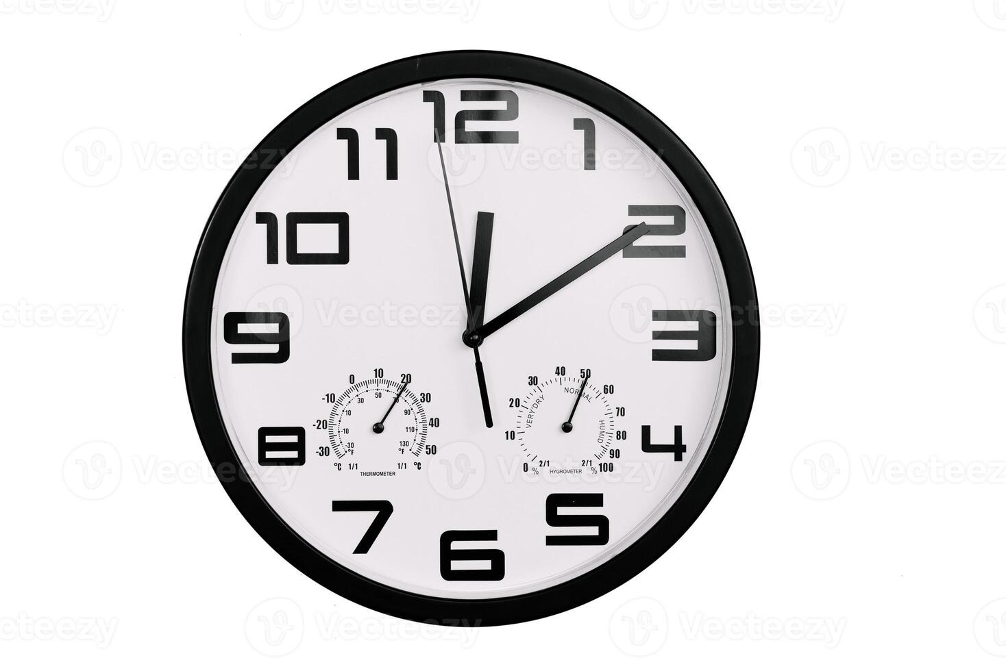 einfach klassisch schwarz und Weiß runden Mauer Uhr isoliert auf Weiß. Uhr mit Arabisch Ziffern auf Mauer zeigt an foto