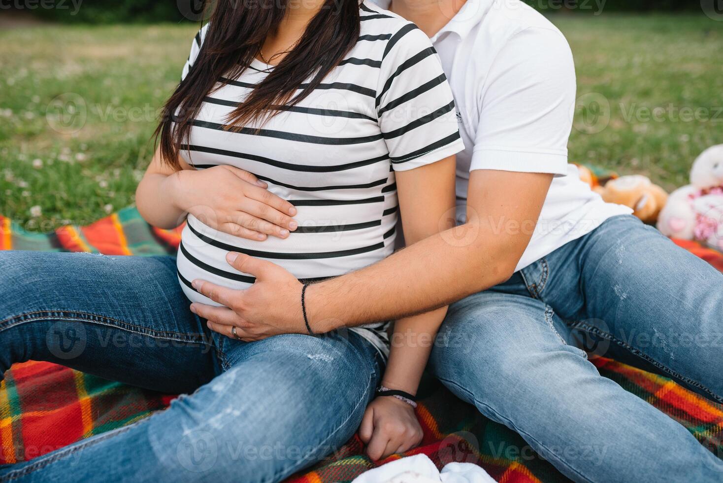 Bild von schwanger Paar. Mann berühren seine Ehefrau Bauch mit Hände. schwanger Frau draußen. foto