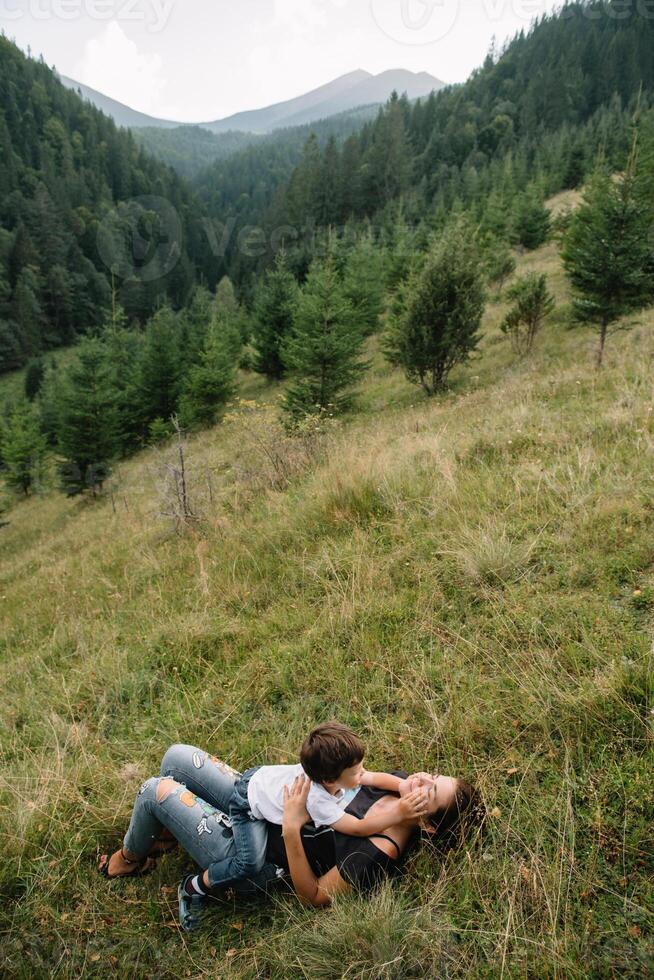 jung Mama mit Baby Junge Reisen. Mutter auf Wandern Abenteuer mit Kind, Familie Ausflug im Berge. National Park. Wanderung mit Kinder. aktiv Sommer- Feiertage. Fischauge Linse. foto