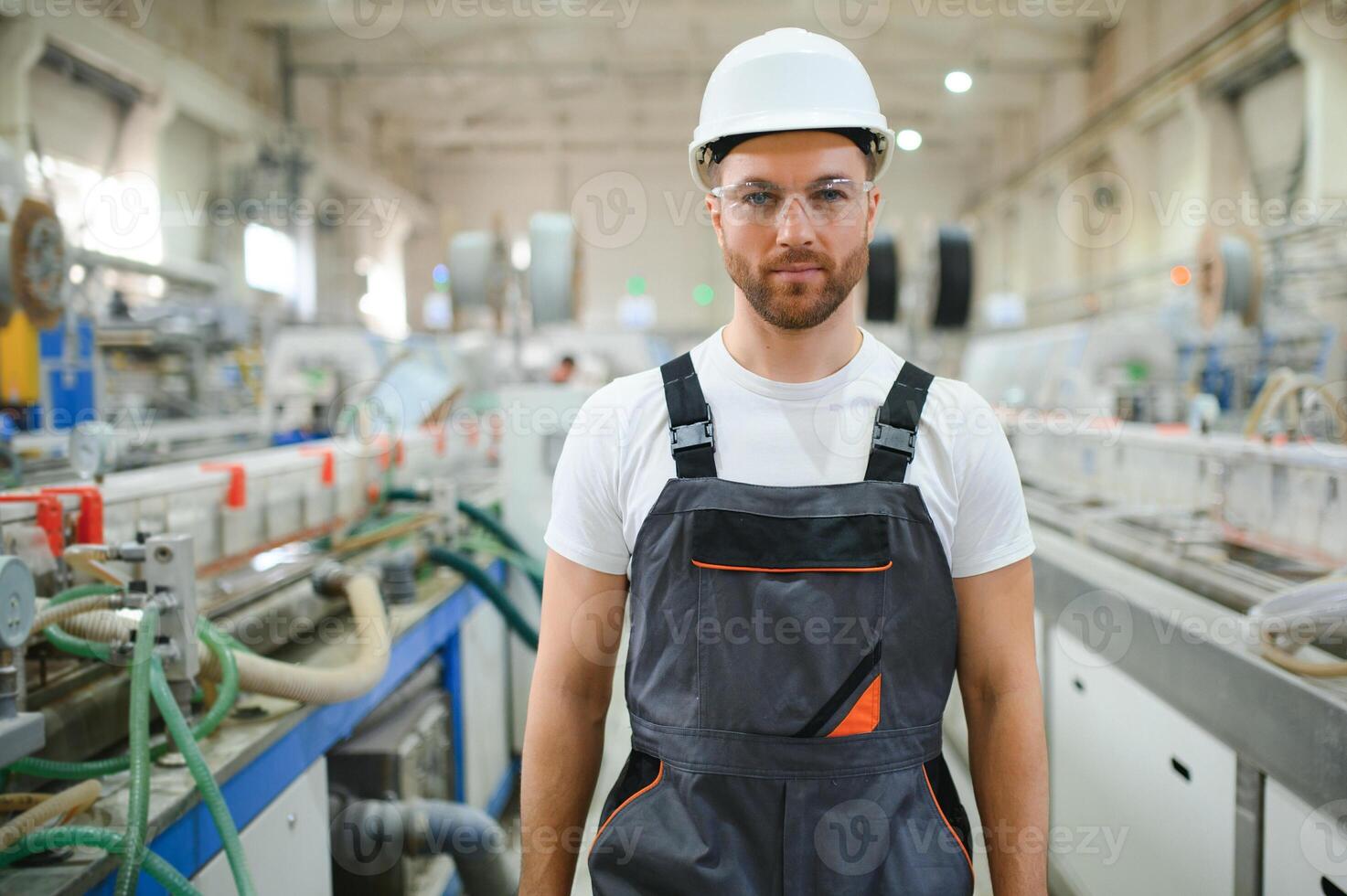 Porträt von Fabrik Arbeiter. jung gut aussehend Fabrik Arbeiter foto