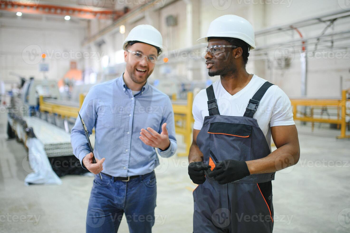 zwei schwer Industrie Ingenieure Stand im Fabrik foto