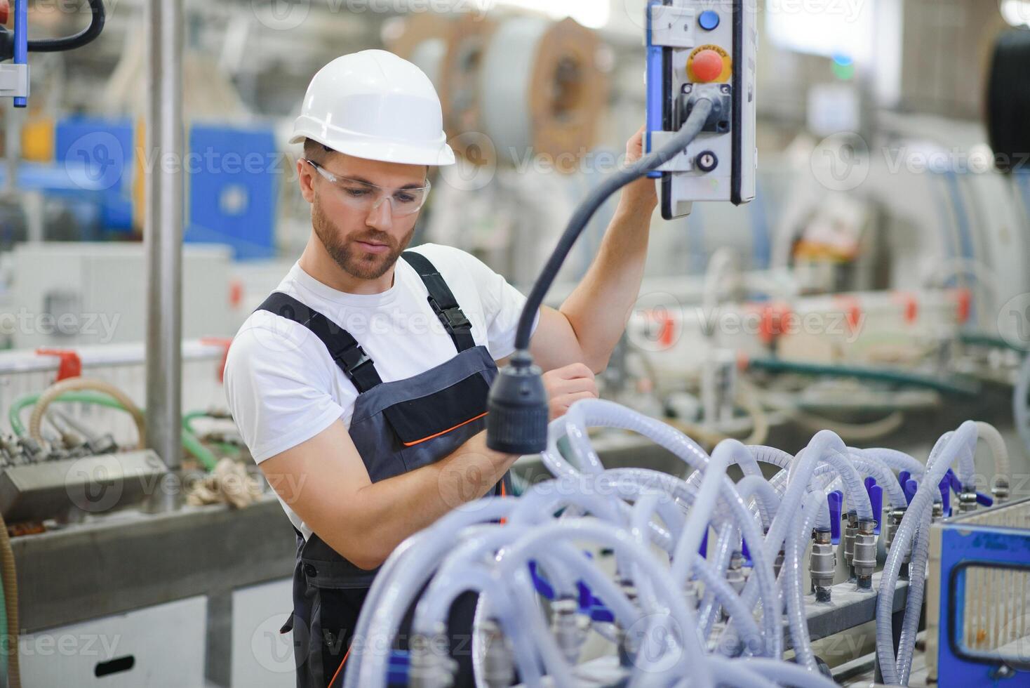 Porträt von Fabrik Arbeiter. jung gut aussehend Fabrik Arbeiter foto