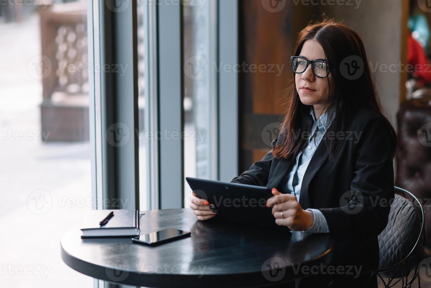 jung Geschäftsfrau mit Tablette Computer. Frau auf ein Kaffee brechen foto