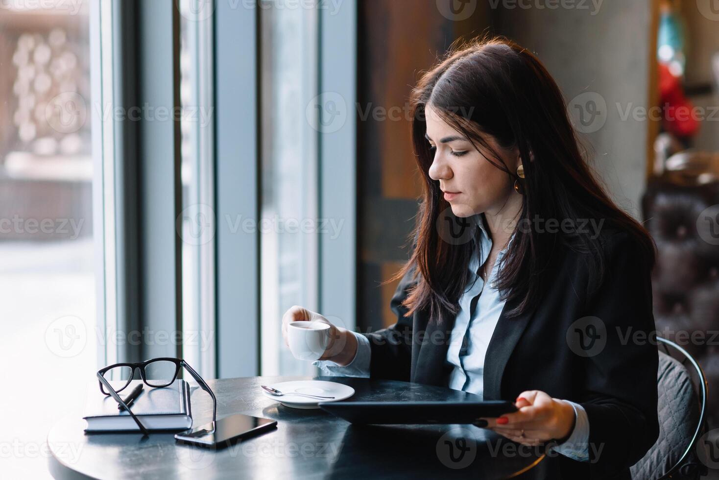 jung Geschäftsfrau mit Tablette Computer im Kaffee Geschäft. foto