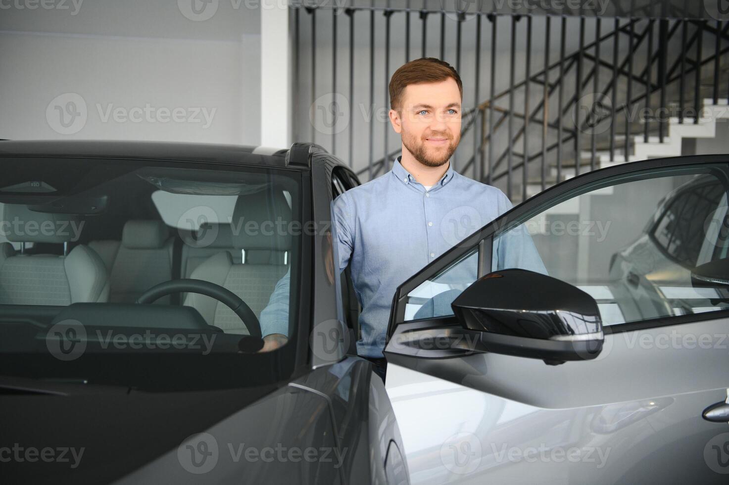 Mann Erwachsene Kunde männlich Käufer Klient wählt Auto will zu Kaufen Neu Automobil foto