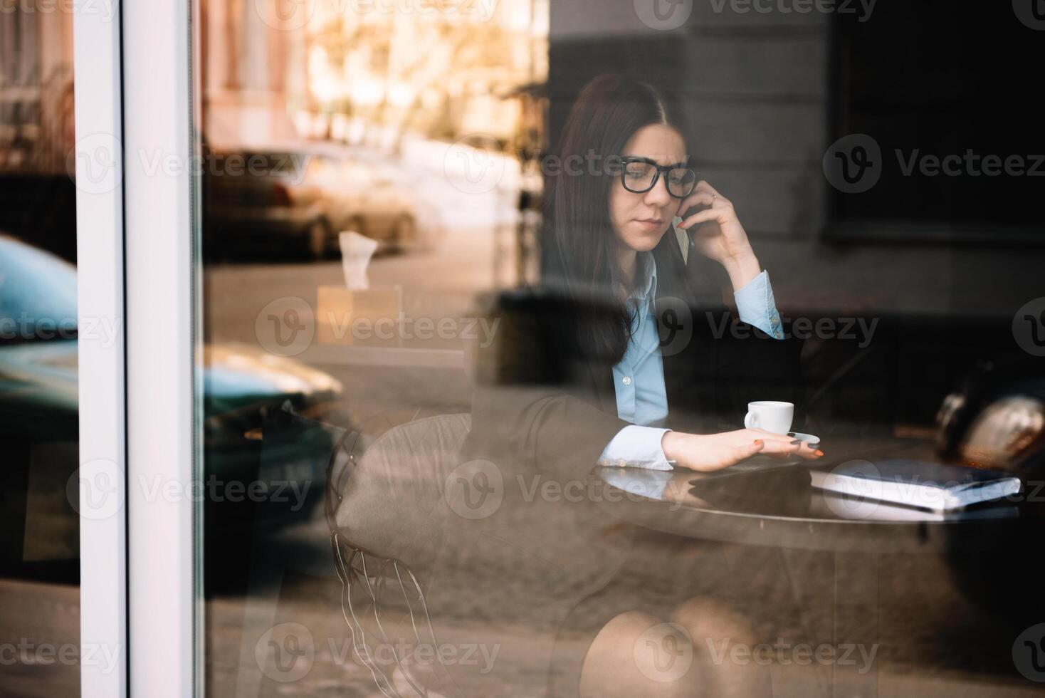 jung Geschäftsfrau reden auf das Telefon im Kaffee Geschäft foto