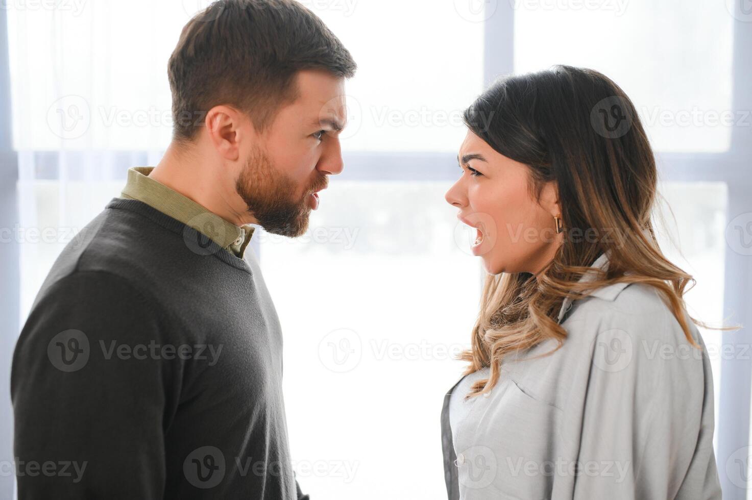 Streit zwischen Mann und Ehefrau foto
