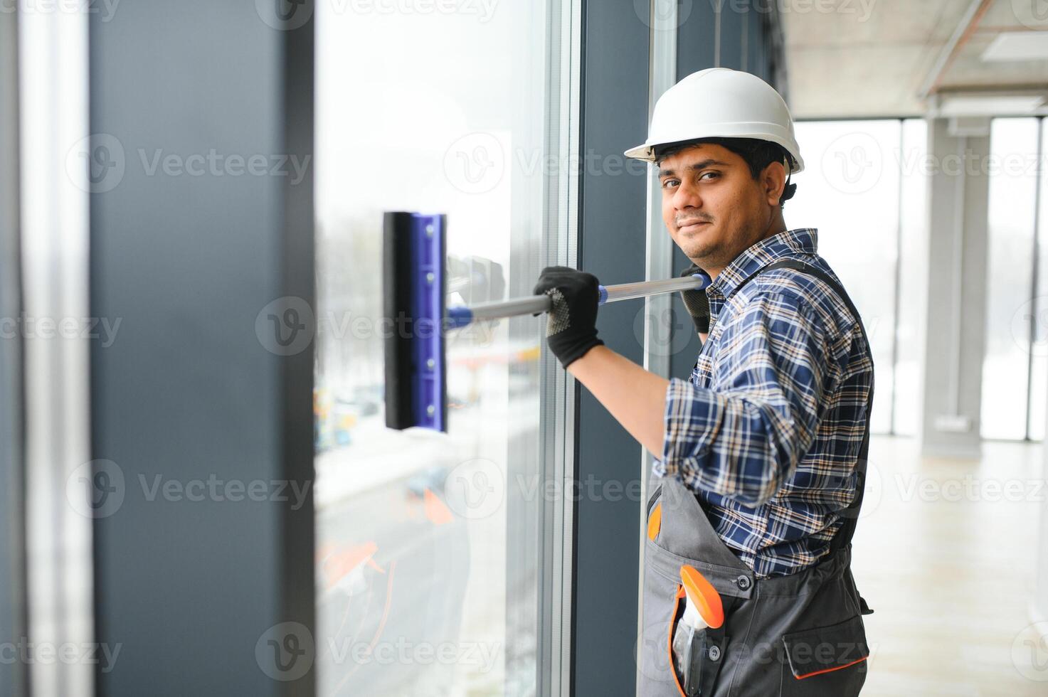 männlich Hausmeister Reinigung Fenster im Büro foto