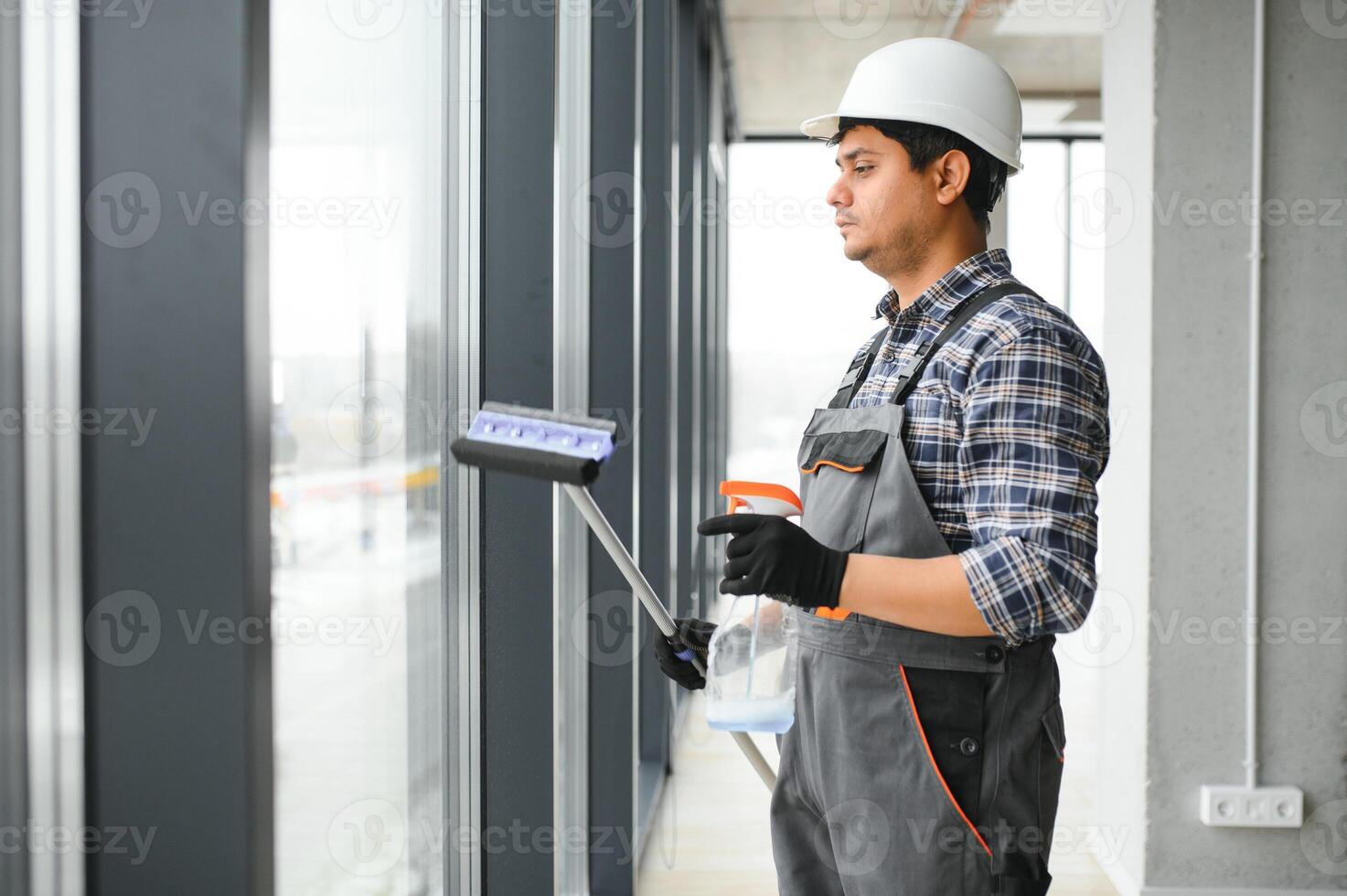 männlich Fachmann Reinigung Bedienung Arbeiter reinigt das Fenster und Geschäft Fenster von ein Geschäft mit Besondere Ausrüstung foto