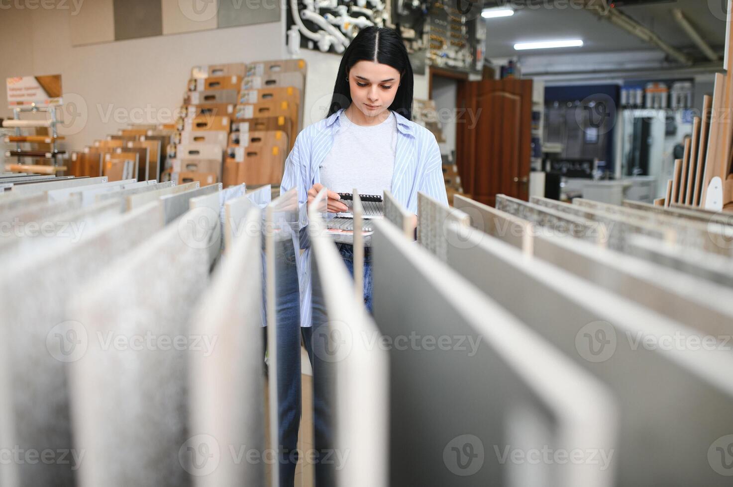 weiblich Kunde wählen Küche Keramik Fliese im Geschäft foto