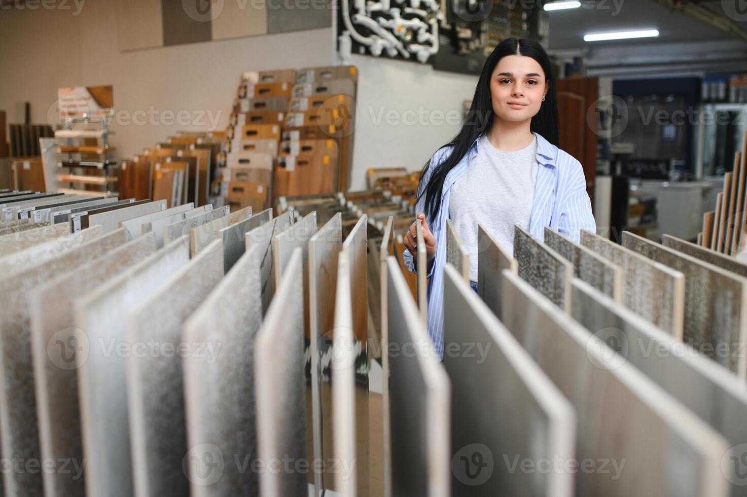 weiblich Kunde wählen Küche Keramik Fliese im Geschäft foto