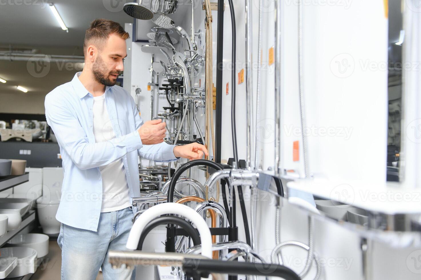 ein Kunde im ein Hardware- Geschäft im das Installation Abteilung wählt ein Wasserhahn zum das Küche foto