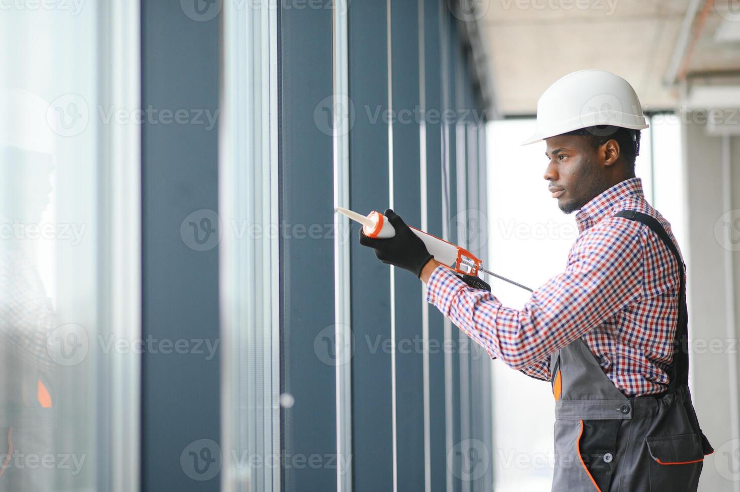 Konstruktion afrikanisch Arbeiter reparieren Plastik Fenster mit Schraubendreher drinnen, Raum zum Text. Banner Design foto