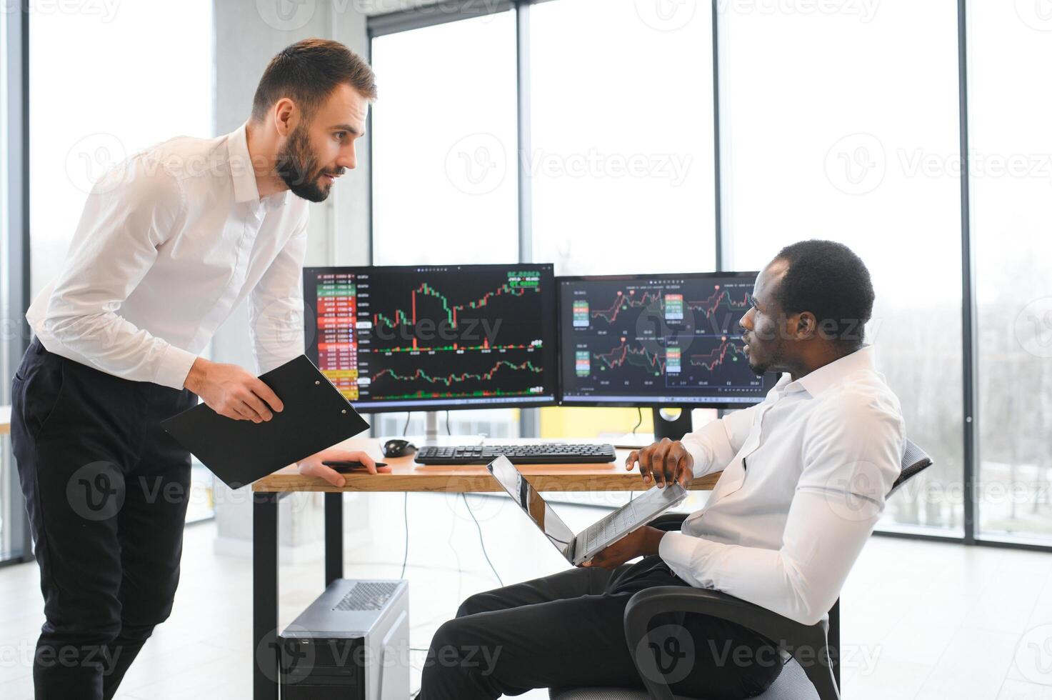 zwei Männer Kollegen Händler Sitzung beim Schreibtisch beim Büro Überwachung Lager Markt foto