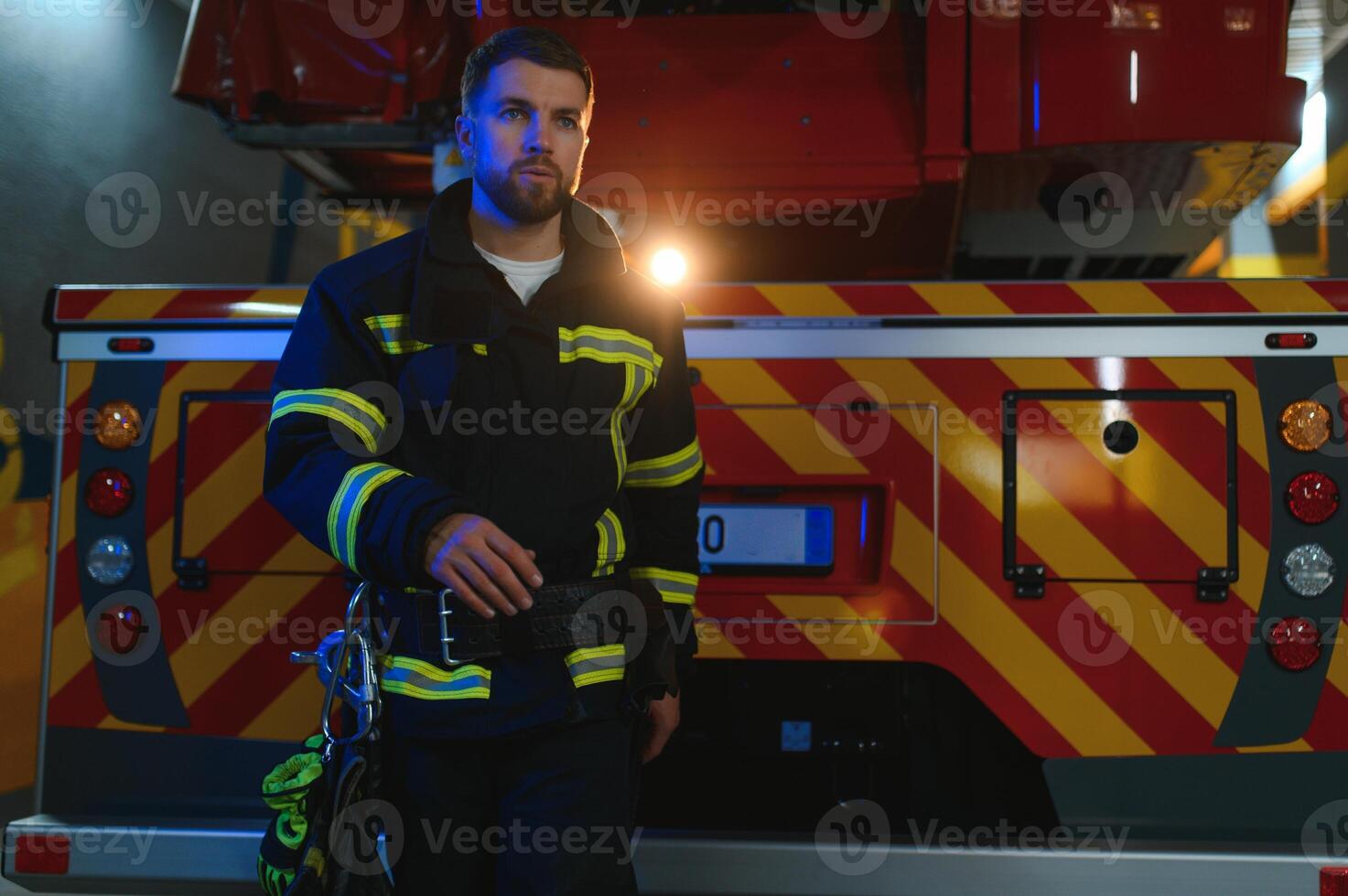 Feuerwehrleute Mann im ein schützend passen in der Nähe von Feuer LKW. Schutz, Rettung von Achtung. Feuer Bahnhof foto