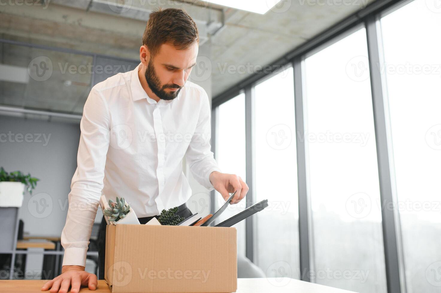 Mann durch Entlassung. Kerl hat verloren Arbeit. gefeuert Manager im Unternehmen. Entlassung Box im Hände von Mitarbeiter. foto