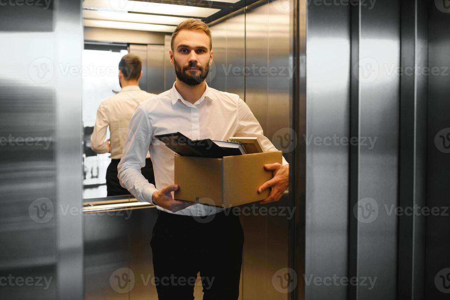 Arbeiter Gefühl verärgern. reifen bärtig Büro Arbeiter Gefühl verärgert nach Sein resigniert von erfolgreich Unternehmen foto