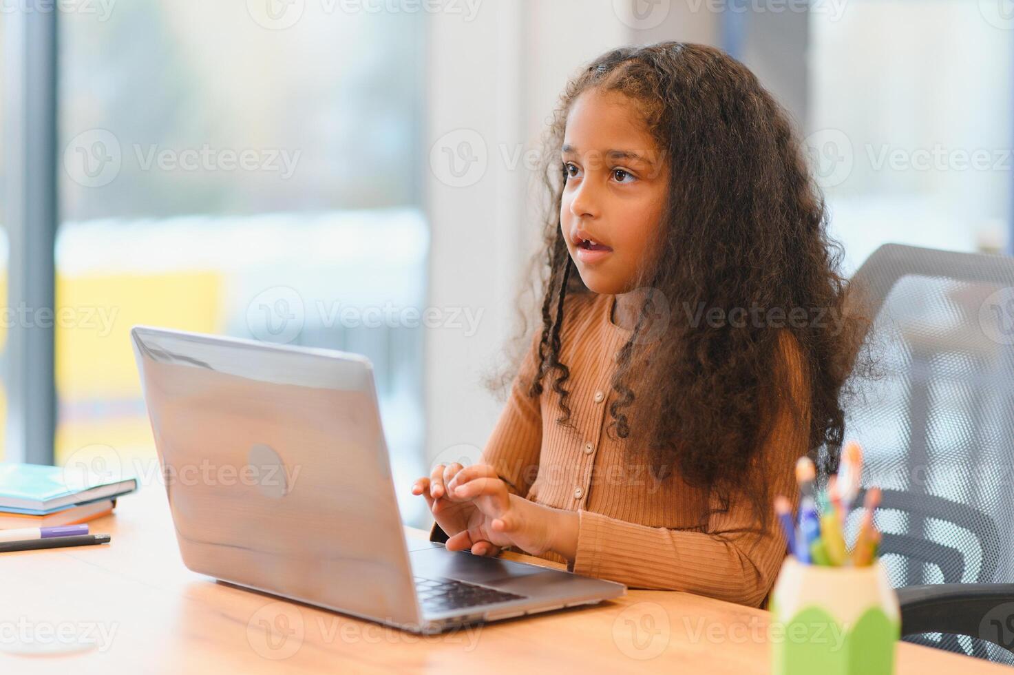 lächelnd klein afrikanisch amerikanisch Mädchen Uhr Lektion auf Computer, Homeschooling Konzept foto