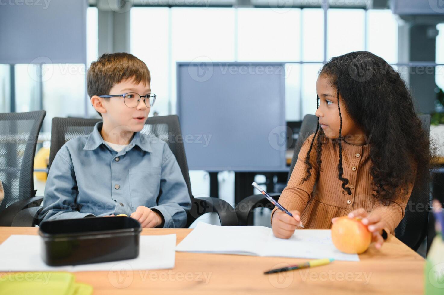 Bildung ist Leistung wann Auswahl Essen zum Gesundheit. glücklich Kinder nehmen Snack Unterbrechung. Ernährung und Gesundheit Bildung. gesund Essen. formal Bildung. Privat Lehren. Bildung und Studie foto