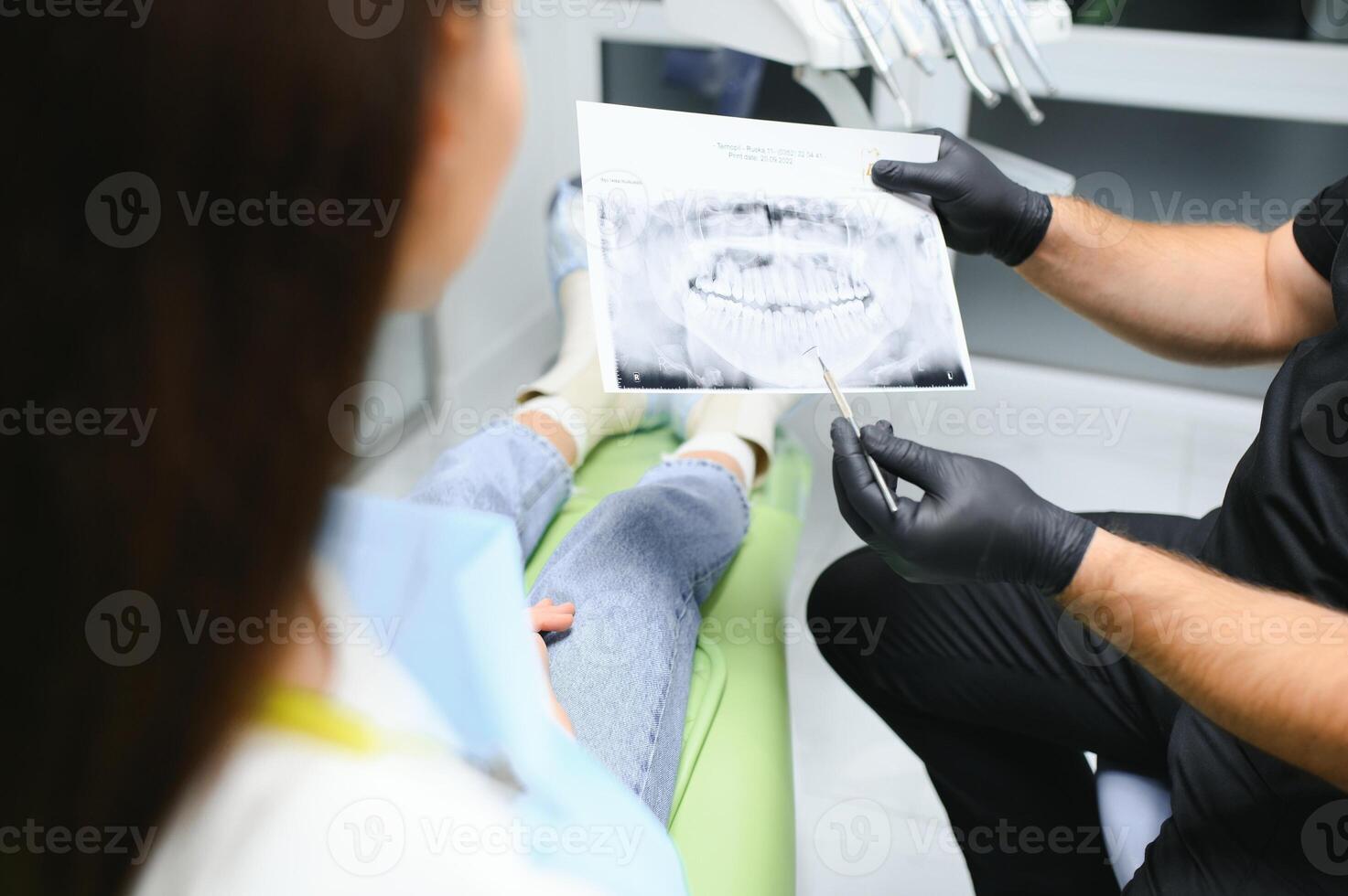 glücklich Mädchen beim das Zahnarzt foto