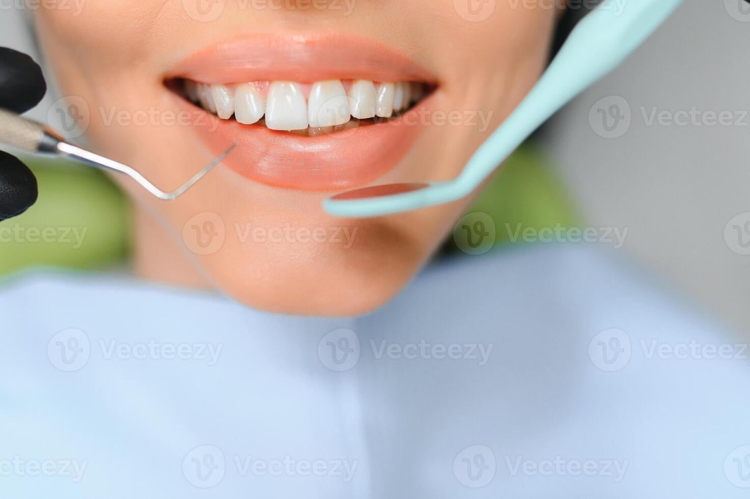 schön lächeln. Nahansicht Porträt von schön glücklich jung Frau mit perfekt Weiß Zähne foto