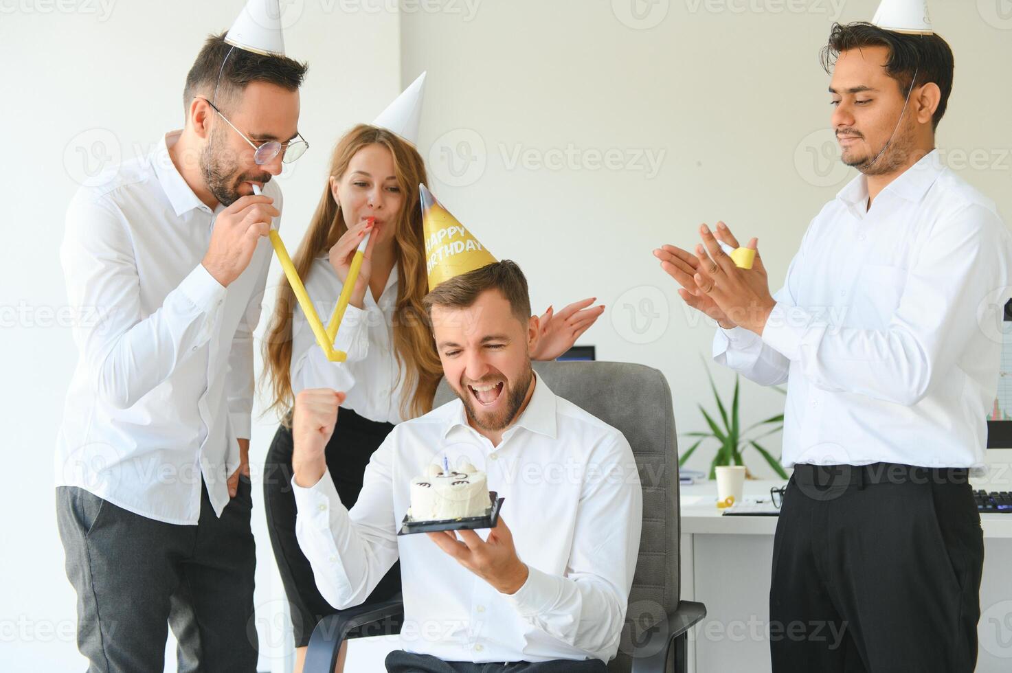 Geschäft Mannschaft feiern ein Geburtstag von Kollege im das modern Büro. foto