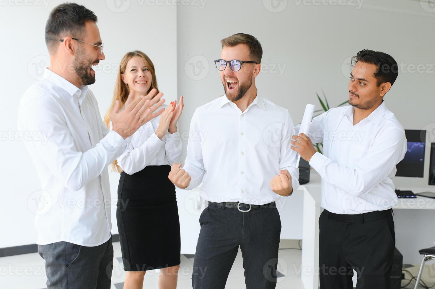 Team bei der Arbeit. Gruppe junger Geschäftsleute in eleganter Freizeitkleidung, die im Kreativbüro zusammenarbeiten foto