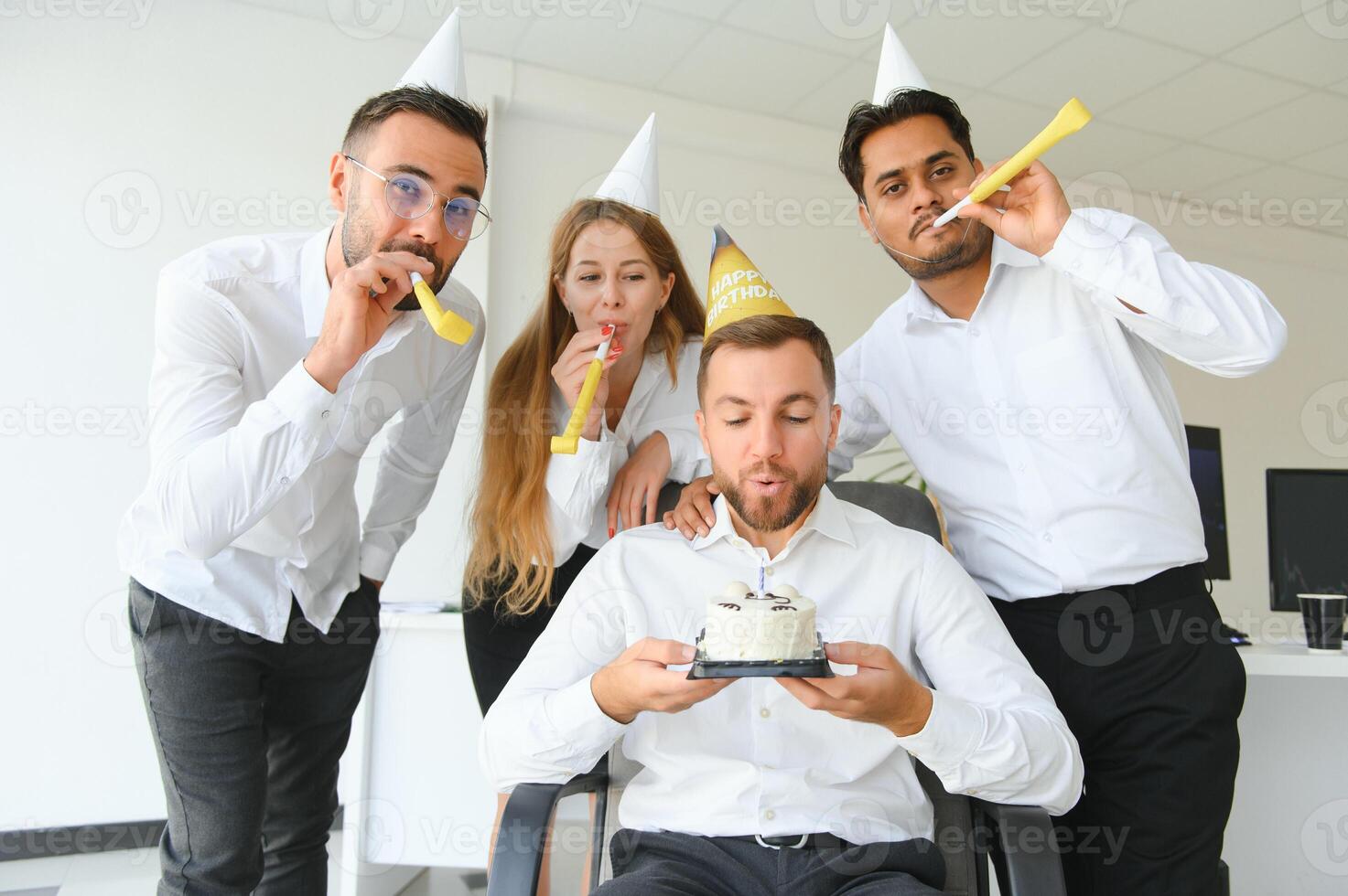 Überraschung. gemischt Rennen glücklich Menschen feiern ein Geburtstag von Kollege im das modern Büro foto