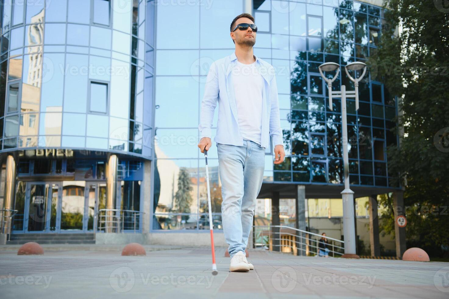 blind Mann Gehen auf Bürgersteig halten Stock. foto