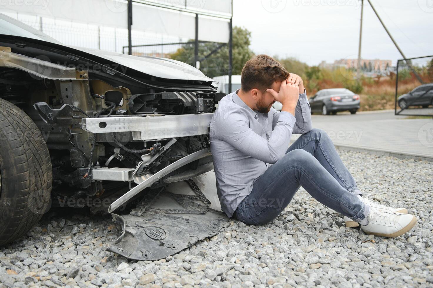 Auto Unfall. Mann nach Auto Unfall. Mann bedauert Beschädigung verursacht während Auto Wrack foto