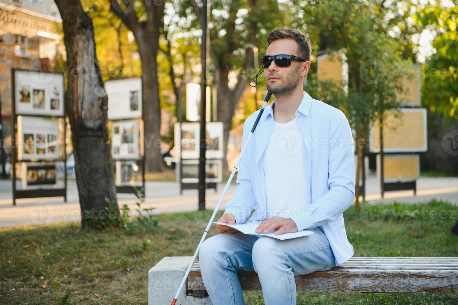 blind Mann. visuell beeinträchtigte Mann mit Gehen Stock, foto