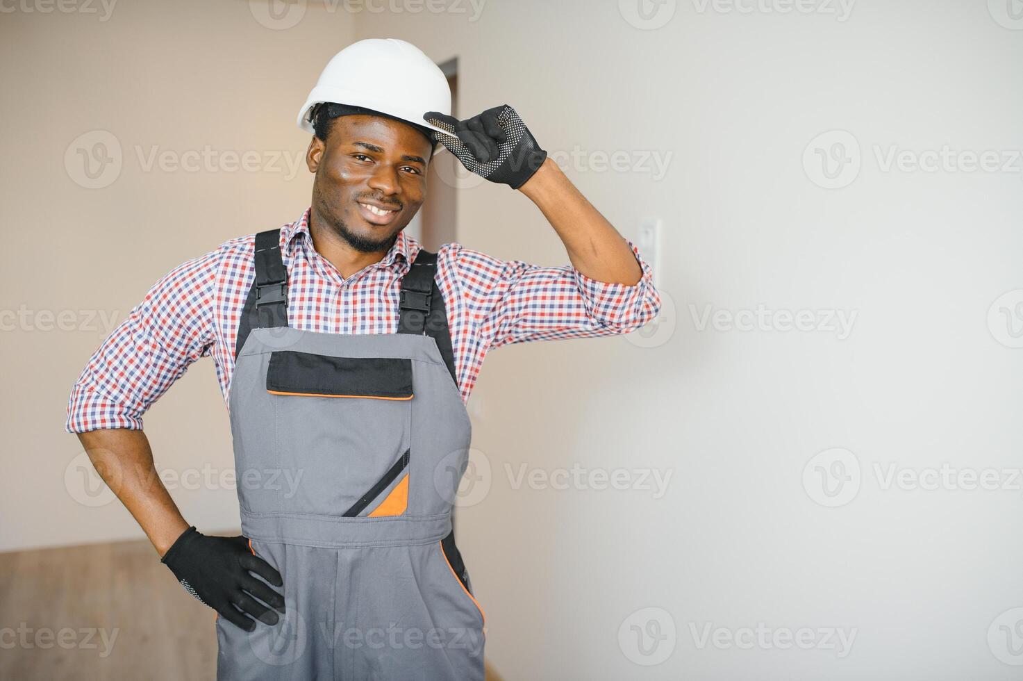 Porträt von ein afrikanisch amerikanisch Konstruktion Arbeiter auf Ort foto