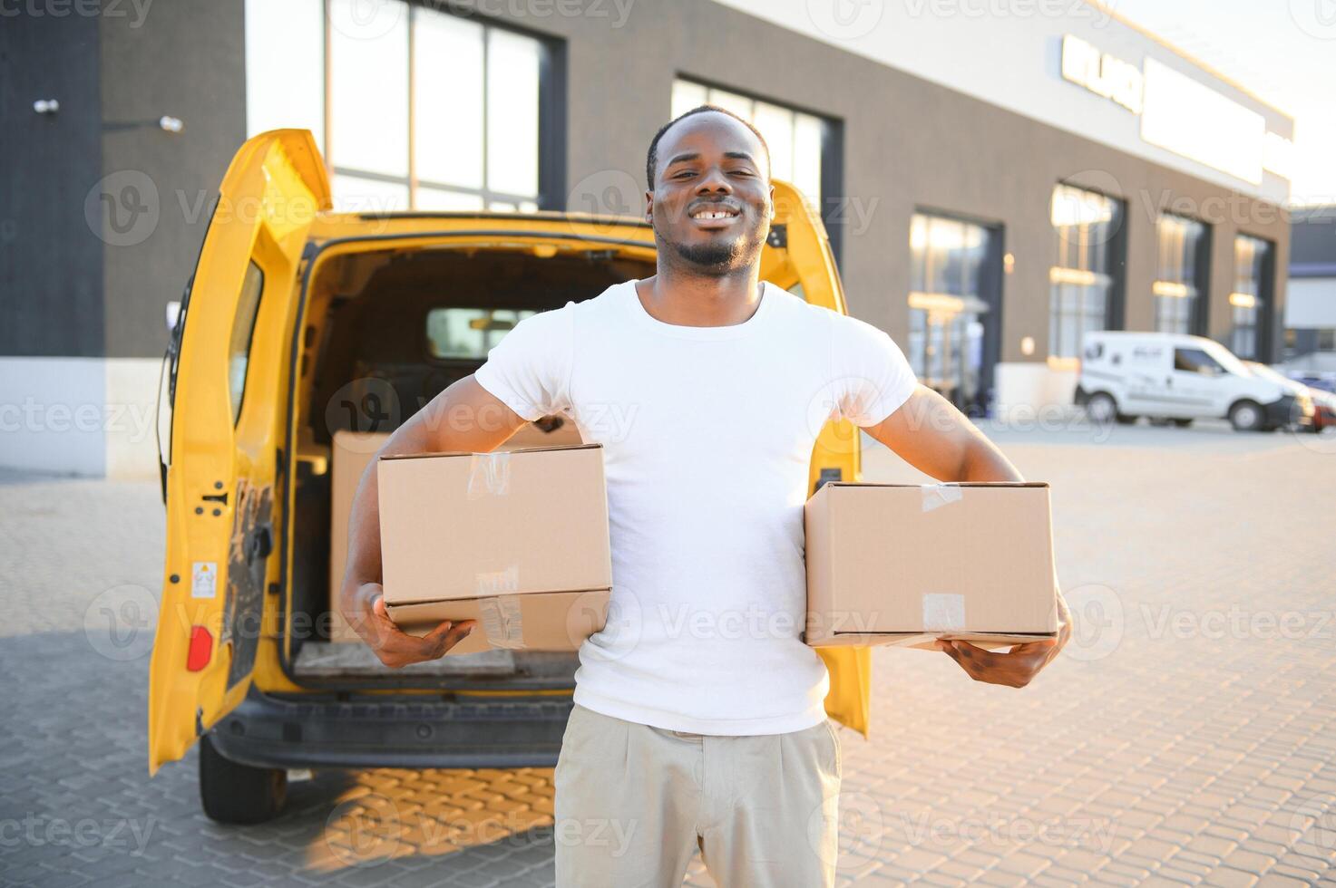 afrikanisch männlich Post- Lieferung Kurier Mann im Vorderseite von Auto liefern Paket foto