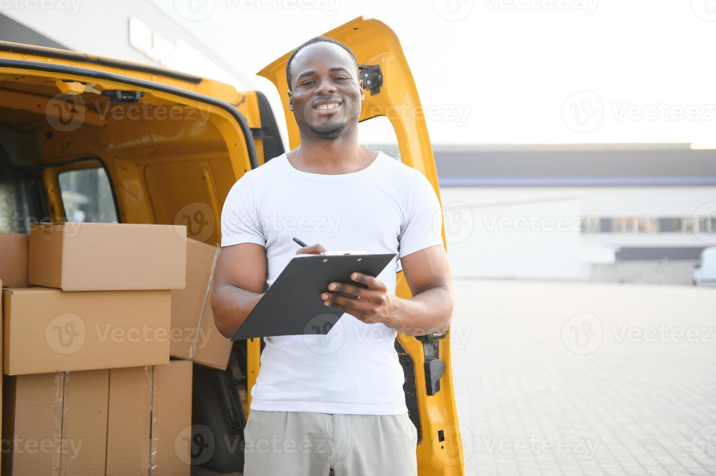 afrikanisch männlich Post- Lieferung Kurier Mann im Vorderseite von Auto liefern Paket foto