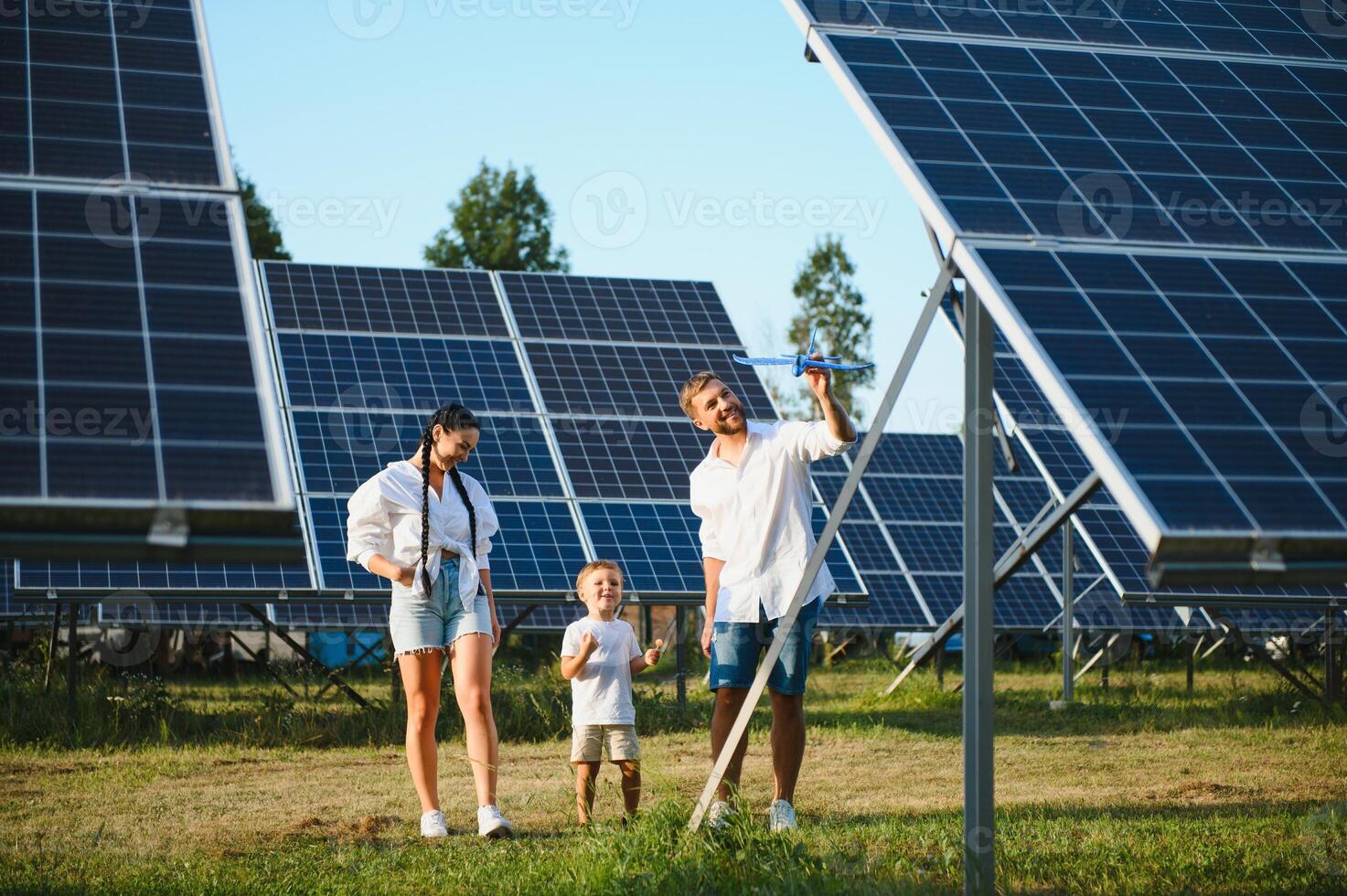das Konzept von Grün Energie. glücklich Familie Gehen und haben Spaß im Solar- Panel Feld. Grün Energie. foto