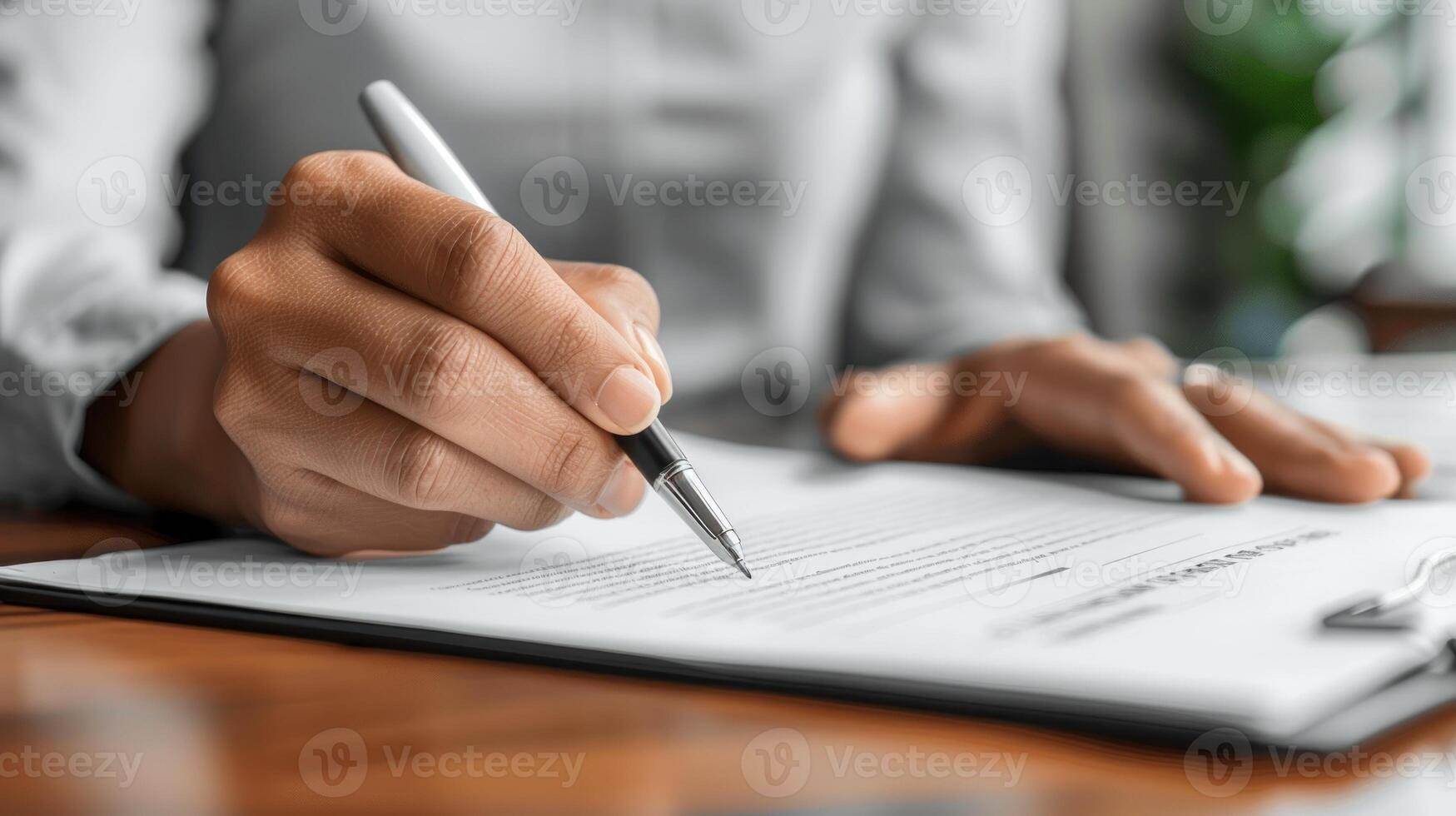 ein Person ist Schreiben auf ein Stück von Papier mit ein Stift foto
