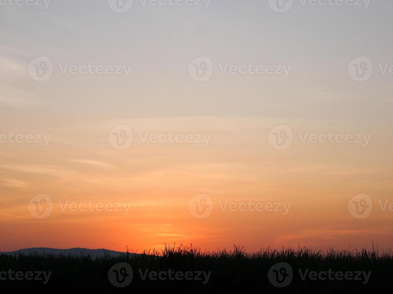 spektakulär Sonnenuntergang über, Orange Sonne steigend oben Über das Horizont foto