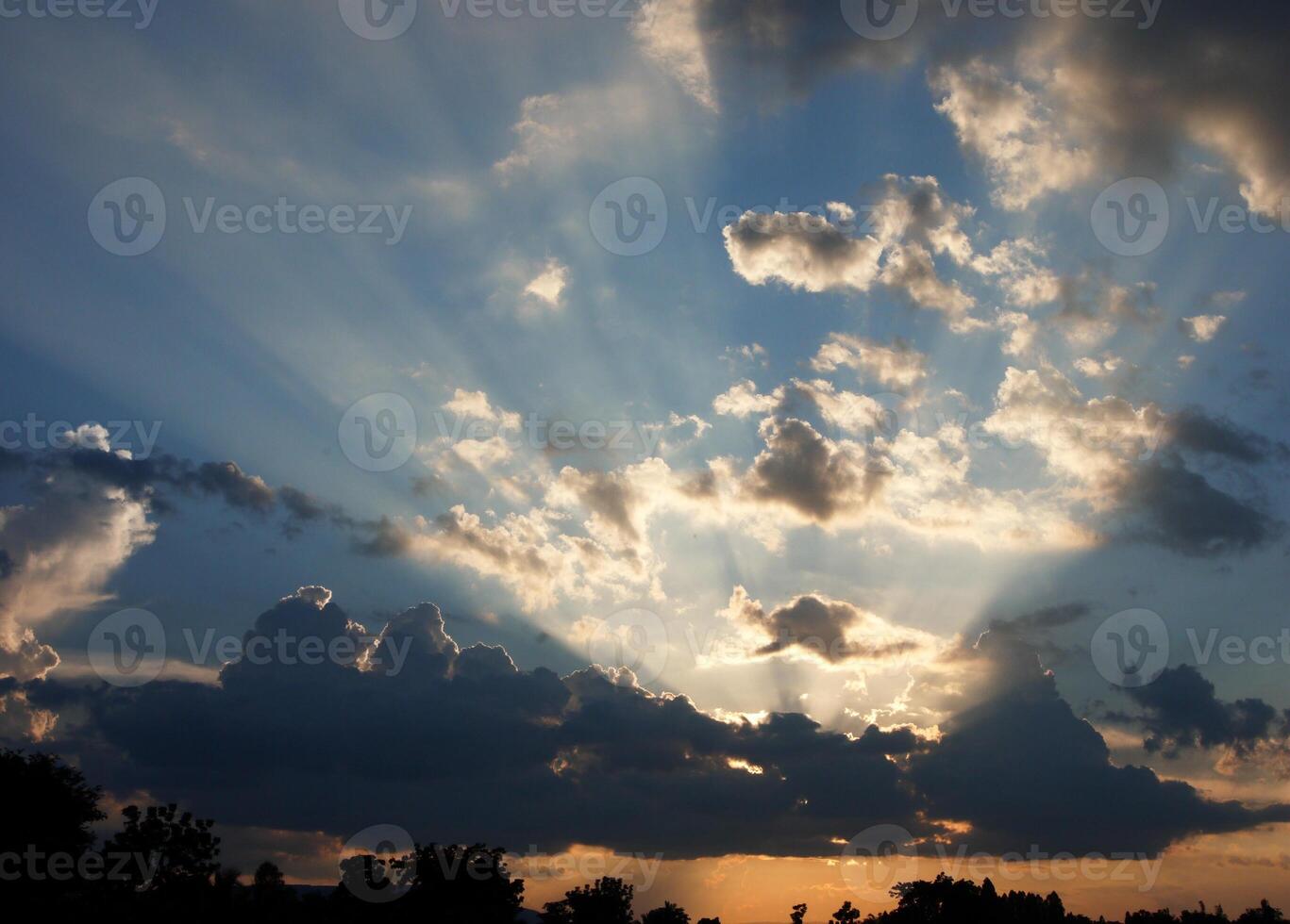 spektakulär Sonnenuntergang über, Orange Sonne steigend oben Über das Horizont foto