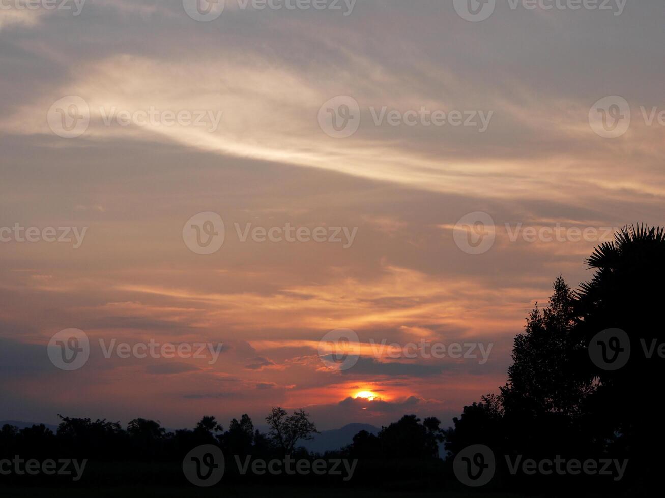 spektakulär Sonnenuntergang über, Orange Sonne steigend oben Über das Horizont foto