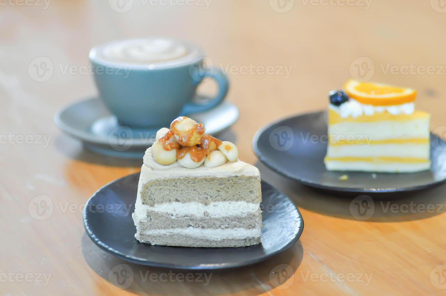 Karamell Macadamia Kaffee Kuchen, Kaffee Kuchen oder Macadamia Kuchen oder Karamell Kuchen und Orange und Kaffee foto