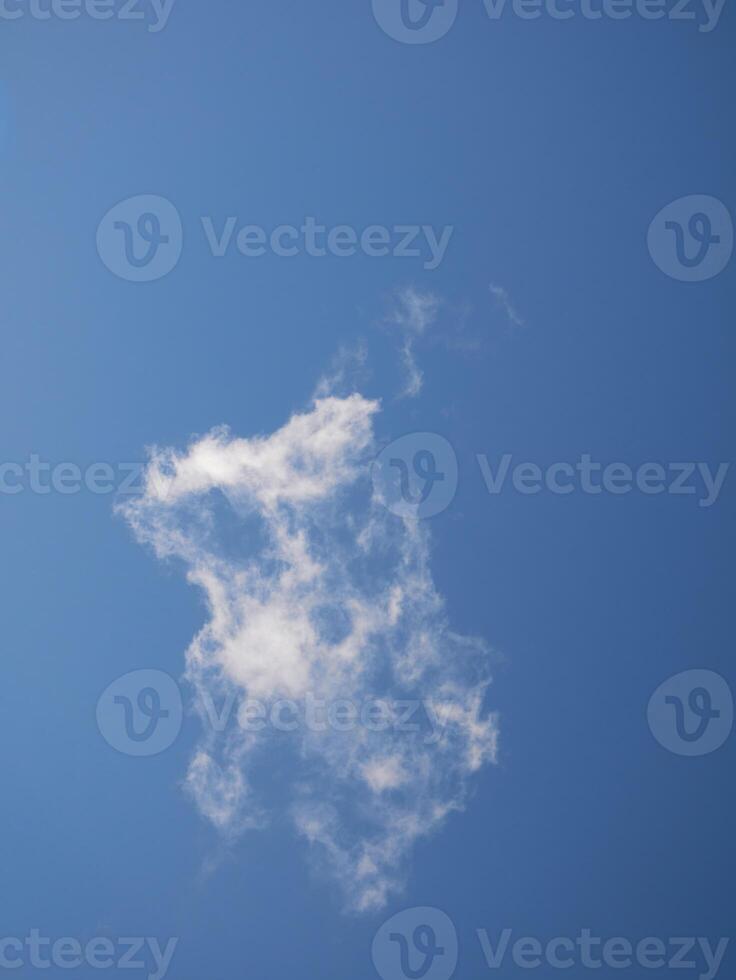 Weiß flauschige Wolken im das Himmel Hintergrund. Kumulus Wolken foto