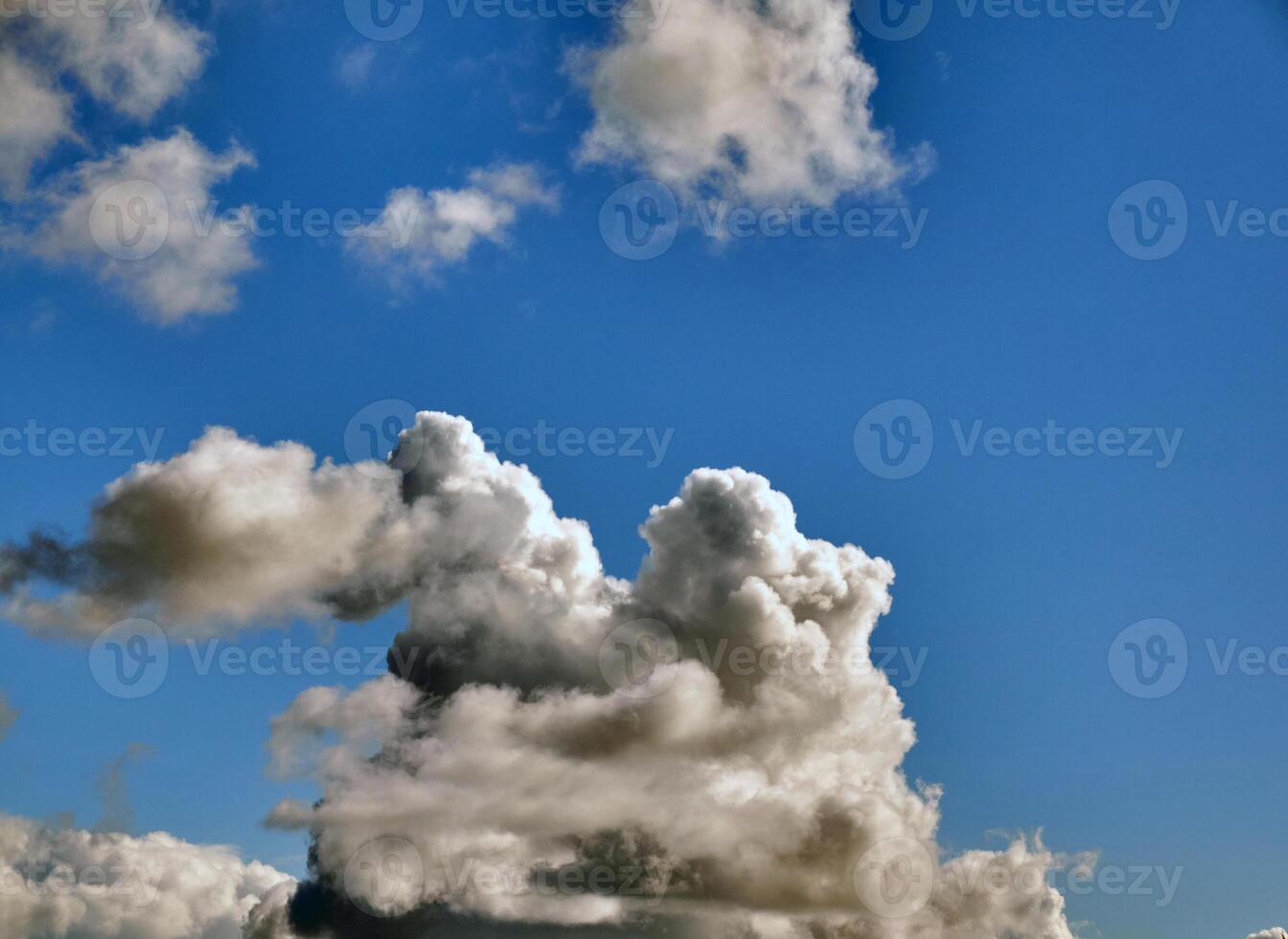 Sommer- Wolken im das Himmel Hintergrund foto