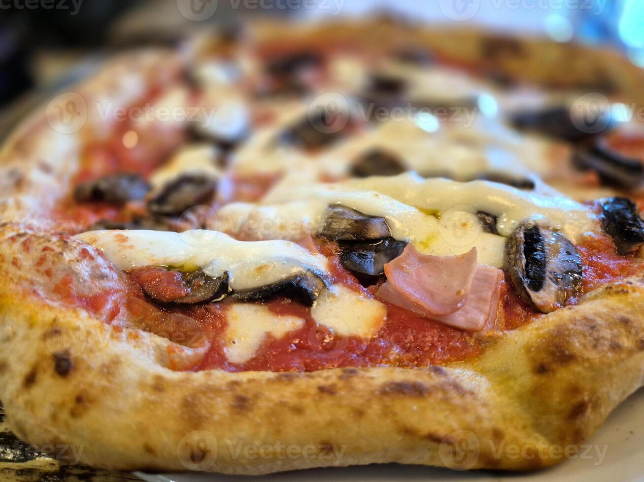 lecker Pizza schließen Aussicht Hintergrund. Italienisch Pizzeria Atmosphäre foto