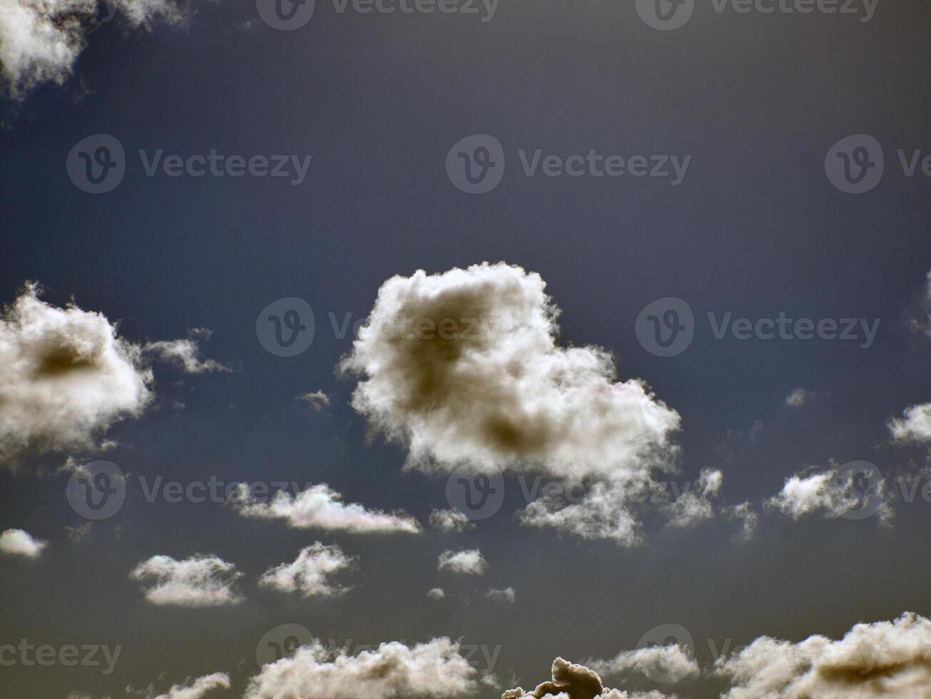 Sommer- Wolken im das Himmel Hintergrund foto