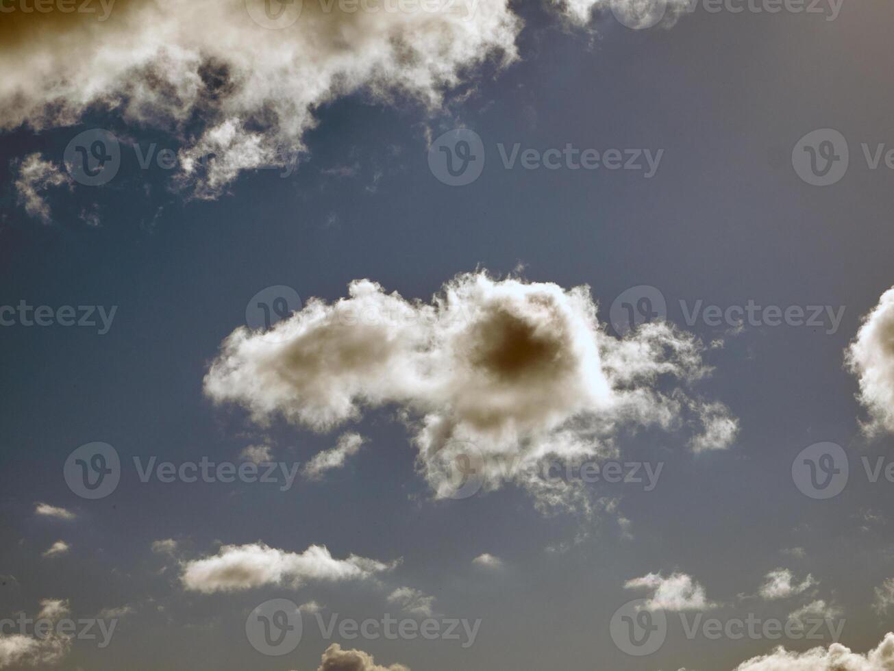 Sommer- Wolken im das Himmel Hintergrund foto